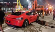 Kronologi Evakuasi Mobil Porsche yang Masuk Got di Tol Desari