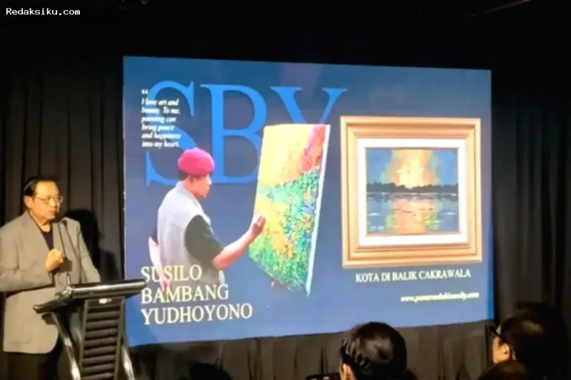 pameran lukisan SBY — Presiden ke-6 RI Susilo Bambang Yudhoyono saat memamerkan 100 karya lukisannya di Voza Tower Surabaya