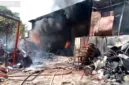 Gudang pengolahan barang bekas di Desa Paron, Nganjuk, mengalami kebakaran hebat pada Selasa siang.