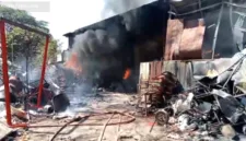 Gudang pengolahan barang bekas di Desa Paron, Nganjuk, mengalami kebakaran hebat pada Selasa siang.