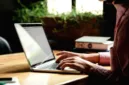 Tika Widya menjelaskan strategi mengelola blog sebagai aset digital yang bernilai di era multiplatform.