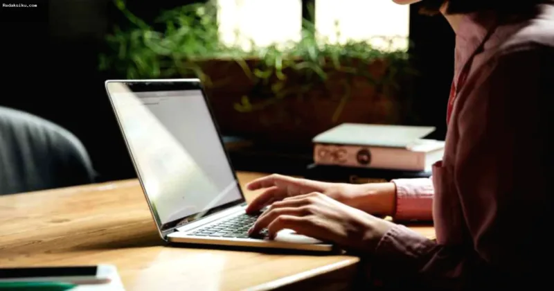Cara Mendapatkan Uang — Tika Widya, pendiri Komunitas Belajar Nulis, saat memberikan pandangan mengenai strategi monetisasi blog di era multiplatform.