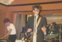 Ulasan Film Pulp — Band legendaris Pulp tampil di atas panggung dalam konser reuni mereka