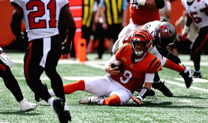 Joe Burrow Bantah — Joe Burrow, quarterback Cincinnati Bengals yang membantah spekulasi cedera usai latihan terbatas.