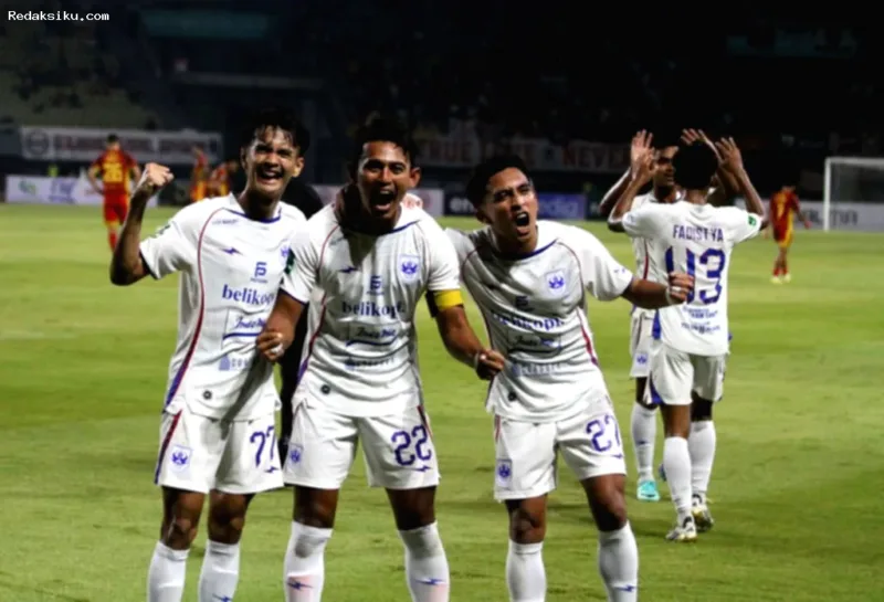 Pemain Semen Padang FC dan PSIS Semarang bertanding dalam laga Pegadaian Championship di Stadion Patriot Chandrabaga.