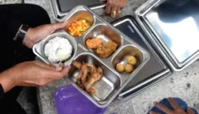 Puluhan siswa SD di Deli Serdang dilarikan ke puskesmas akibat keracunan usai menyantap Makanan Bergizi Gratis.