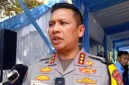 Polisi mengamankan sejumlah petasan dan flare dari penonton jelang laga Persija Jakarta melawan Persib Bandung di GBK.