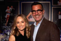 Giada De Laurentiis dan produser televisi Shane Farley tersenyum bersama.