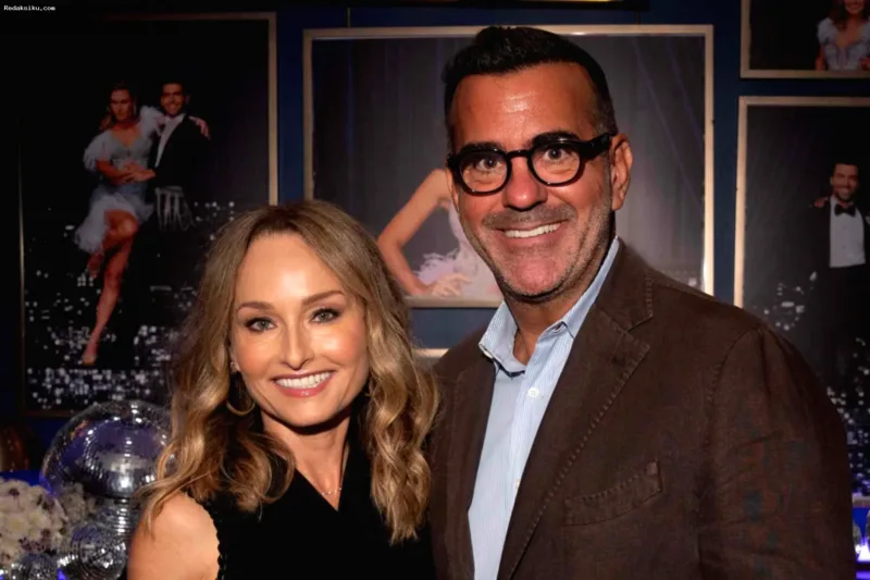 Giada De Laurentiis dan produser televisi Shane Farley tersenyum bersama.