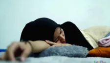 Tidur dengan posisi miring ke kiri dapat membantu meredakan gejala maag yang kambuh di malam hari.