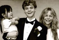 Meg Ryan berpose bersama kedua anaknya, Jack dan Daisy, dalam foto keluarga yang jarang terekspos.