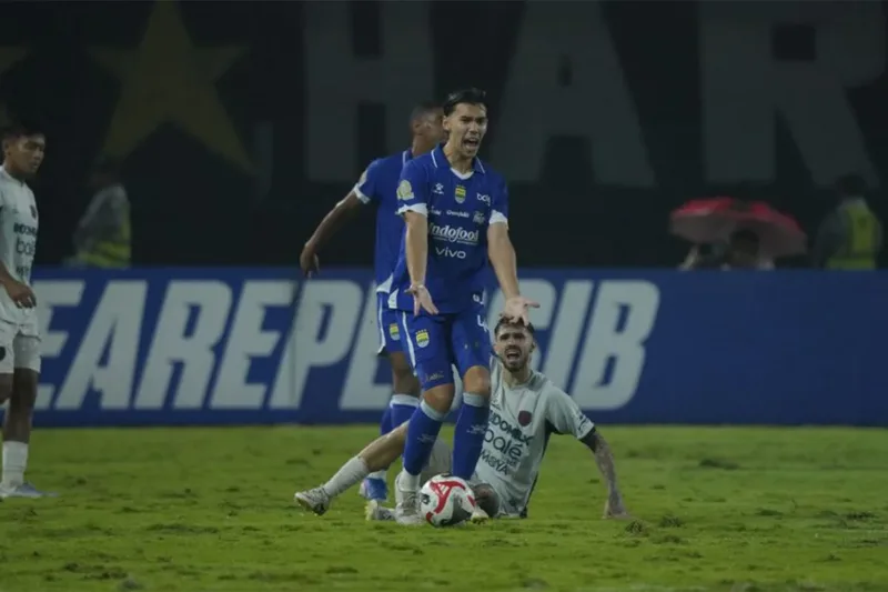 Pemain belakang Timnas Indonesia Dion Markx resmi dipinjamkan Persib Bandung ke Persita Tangerang.