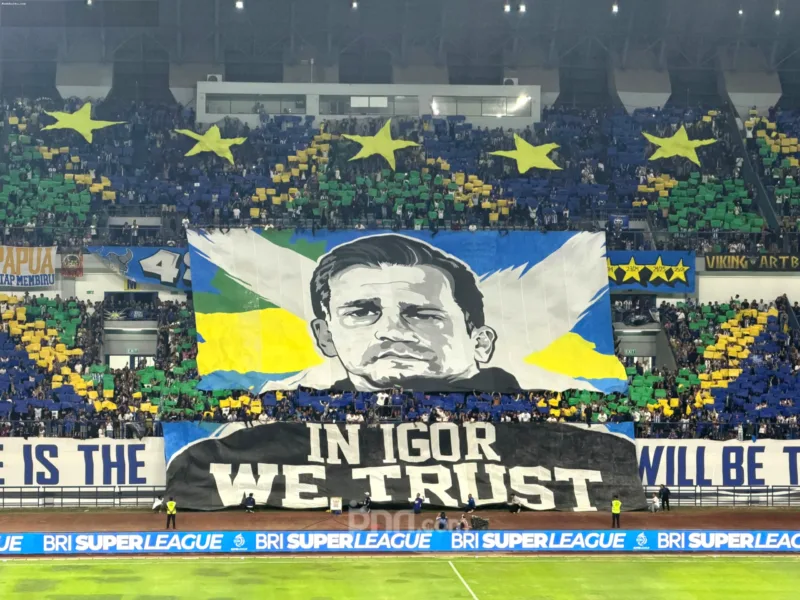 Spanduk raksasa berwajah Igor Tolic dengan tulisan In Igor We Trust dibentangkan Bobotoh di Stadion GBLA.