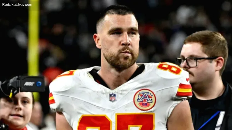 Travis Kelce Korban Skema — Travis Kelce hadir di lapangan mengenakan seragam Kansas City Chiefs.