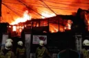 Kebakaran akibat korsleting listrik menghanguskan 1.100 meter persegi pemukiman di Kebayoran Lama, Jakarta Selatan.