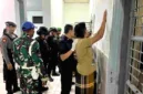Petugas gabungan melakukan inspeksi mendadak di blok hunian Lapas Kelas IIA Bojonegoro pada Sabtu, 19 September 2026.