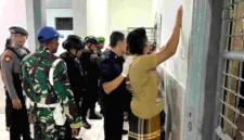 Petugas gabungan melakukan inspeksi mendadak di blok hunian Lapas Kelas IIA Bojonegoro pada Sabtu, 19 September 2026.