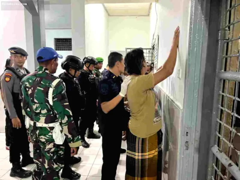 Razia Lapas Bojonegoro — Petugas gabungan TNI dan Polri melakukan inspeksi mendadak di blok hunian Lapas Kelas IIA Bojonegoro.