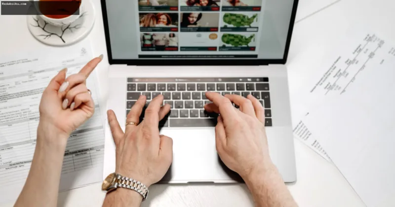 Cara Menghasilkan Uang — Blogger pemula sedang mengetik artikel di laptop untuk menghasilkan uang dari blog