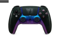 Dua varian controller DualSense edisi terbatas bertema GTA 6 berwarna hitam dan putih.