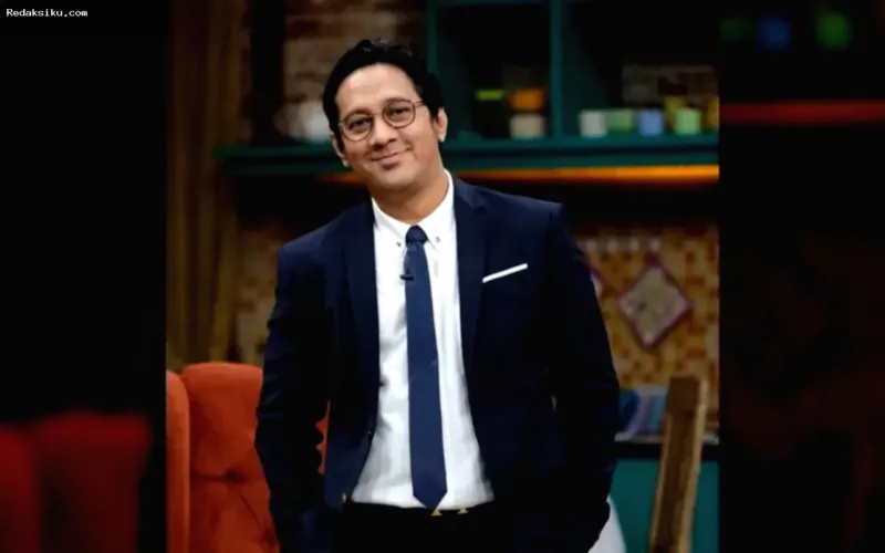 Andre Taulany Menikah Lagi — Andre Taulany dan Amanda Rigby dalam balutan busana formal