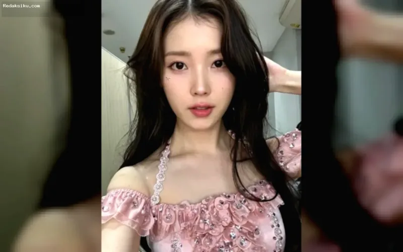 Gaya Stylish IU — Penyanyi dan aktris IU tampil stylish mengenakan setelan formal yang elegan saat menghadiri pernikahan penata rambut pribadinya.
