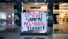 Rektor UINSA, Akh. Muzakki, dikabarkan mengundurkan diri dari jabatannya di tengah gelombang protes mahasiswa.