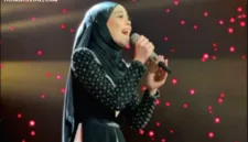 Fenomena artis papan atas Indonesia yang kini aktif berjualan melalui fitur live streaming di TikTok.