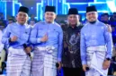 Personil Orkes Melayu Lebah Begantong berfoto bersama Presiden Prabowo Subianto usai tampil di HUT ke-28 PAN.