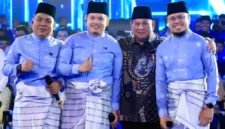 Personil Orkes Melayu Lebah Begantong berfoto bersama Presiden Prabowo Subianto usai tampil di HUT ke-28 PAN.