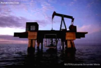 Harga Minyak Melonjak — Kilang minyak dan fasilitas energi yang memicu kenaikan harga minyak akibat konflik Timur Tengah.