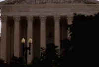 Gedung Mahkamah Agung Amerika Serikat di Washington D.C. dengan bendera berkibar di depan.