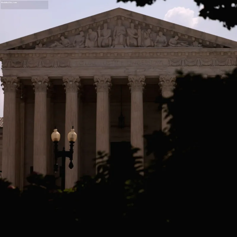 Gedung Mahkamah Agung Amerika Serikat di Washington D.C. dengan bendera berkibar di depan.