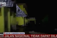 Material galodo dan lumpur tebal menutup total jalur utama Solok-Padang di Arosuka.