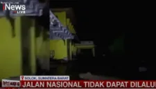 Jalur utama penghubung Solok dan Padang di kawasan Arosuka lumpuh total akibat tertimbun material galodo.