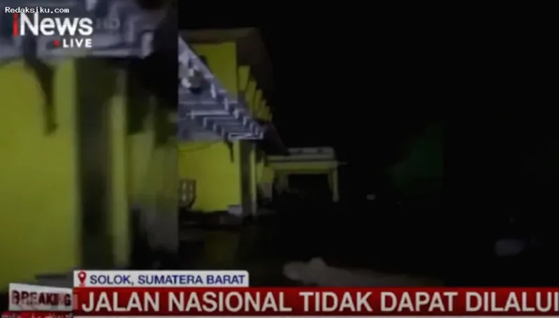 Material galodo dan lumpur tebal menutup total jalur utama Solok-Padang di Arosuka.
