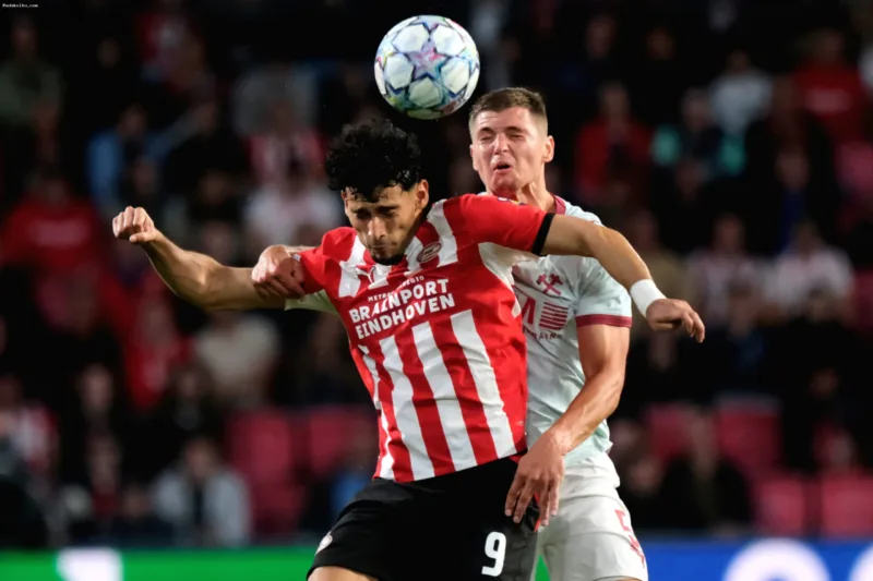 Penyerang PSV Eindhoven Ricardo Pepi saat beraksi di lapangan dalam pertandingan kompetisi Eredivisie.