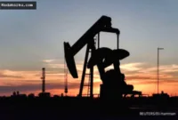 Harga Minyak Menguat — Grafik pergerakan harga minyak mentah dunia yang menguat akibat konflik geopolitik di Timur Tengah pada September 2026.