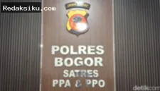 Polres Bogor menangkap pria berinisial S atas dugaan pencabulan terhadap dua anak tirinya.