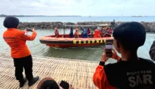 Tim SAR gabungan masih melanjutkan pencarian lima wartawan dan tiga warga yang hilang saat meliput erupsi anak Gunung Krakatau di Selat Sunda.