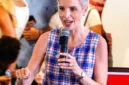 Ashley Hinson menyusun strategi mandiri untuk mempertahankan kursi Senat di Iowa.