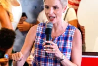 Perwakilan Ashley Hinson saat berpidato dalam sebuah kegiatan politik di Iowa