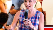 Ashley Hinson menyusun strategi mandiri untuk mempertahankan kursi Senat di Iowa.