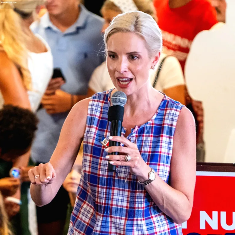 Perwakilan Ashley Hinson saat berpidato dalam sebuah kegiatan politik di Iowa