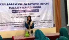 Ibu-ibu PKK Desa Sumberdem mengikuti pelatihan pembuatan pupuk organik dari cangkang telur bersama mahasiswa KKN UNS.