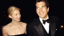 Pernikahan rahasia John F. Kennedy Jr. dan Carolyn Bessette pada September 1996 menjadi salah satu momen ikonik yang digelar secara privat.