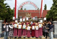 Siswa SD Kradenan 01 mengikuti kegiatan seni Cipta Hembus Unik Inspirasi bersama mahasiswa KKN UNS.