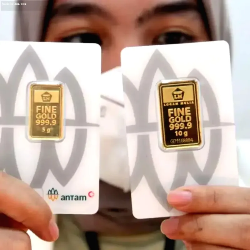 Harga Emas Antam — Batangan emas Antam dengan logo resmi dan keterangan bobot gramasi di atas permukaan mengilap.