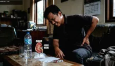 Kurang minum air putih dan dehidrasi ringan setiap hari dapat memicu pembentukan batu ginjal.
