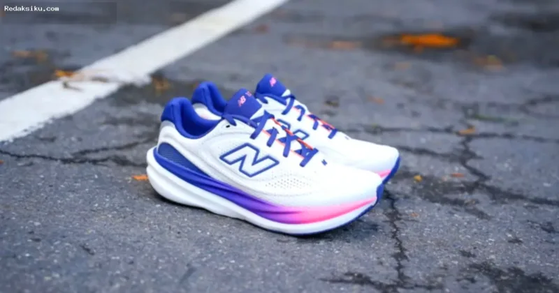 Deretan sepatu lari New Balance dengan desain modern dan teknologi bantalan suportif untuk performa lari